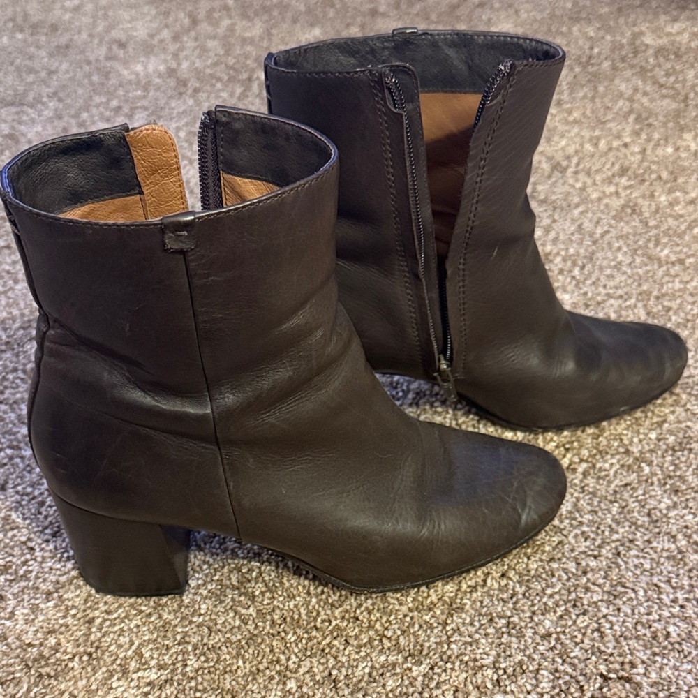 FRYE AND CO. Dark Brown Ankle Booties